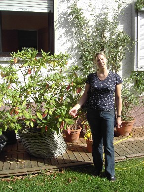 Eva im Garten ihrer Wohnung